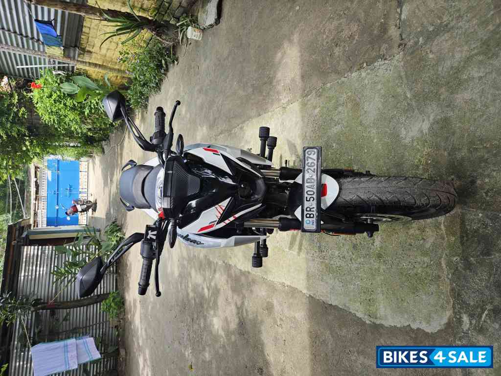 Pearl White Bajaj Pulsar N160