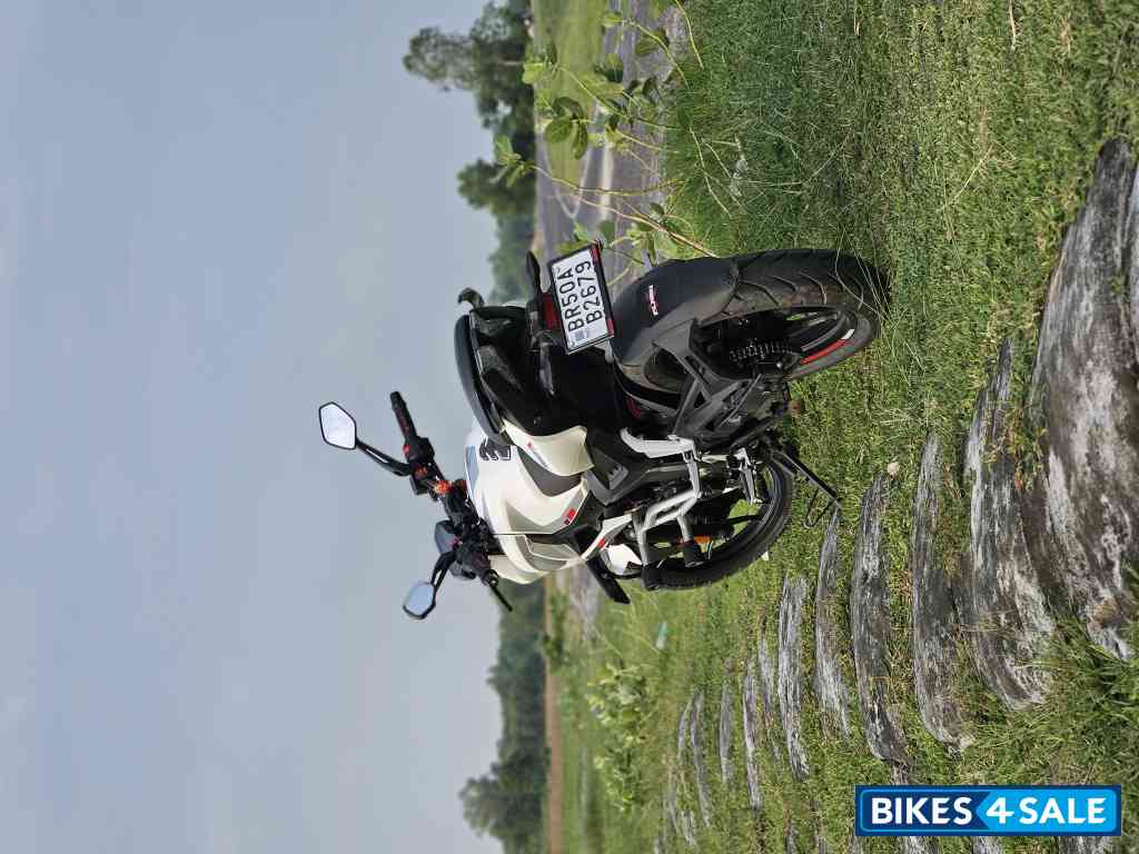 Pearl White Bajaj Pulsar N160