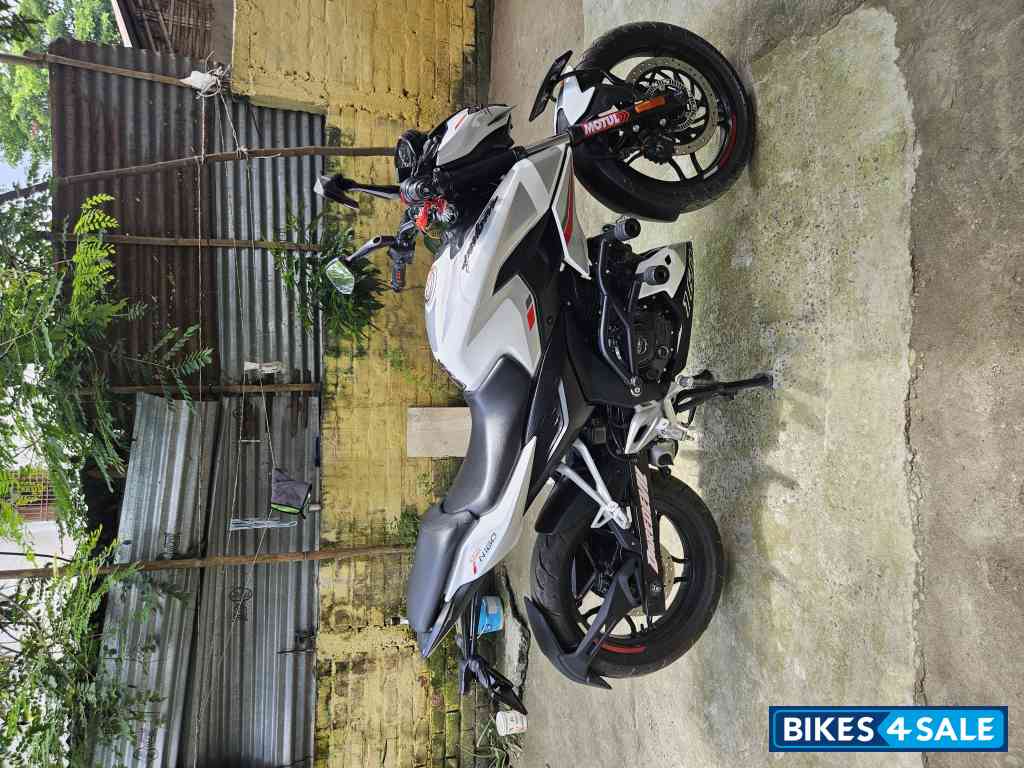 Pearl White Bajaj Pulsar N160