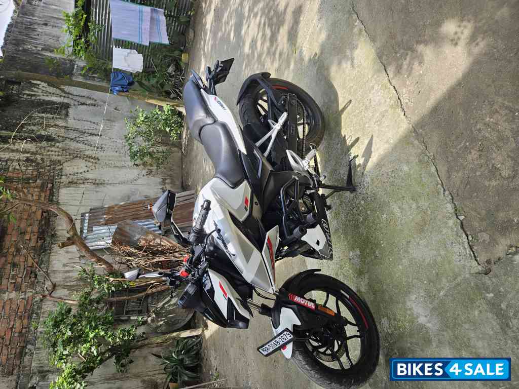 Pearl White Bajaj Pulsar N160