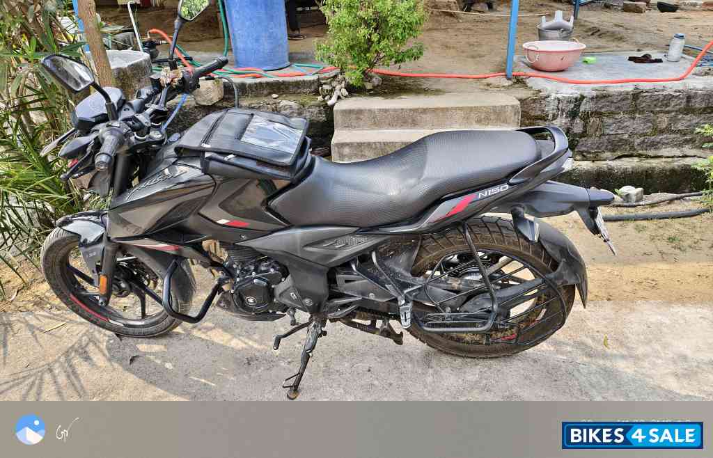 Black Bajaj Pulsar N150