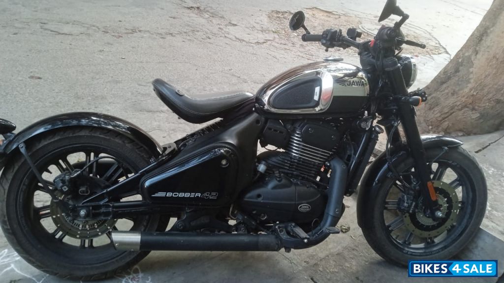 Jawa 42 Bobber Black Mirror
