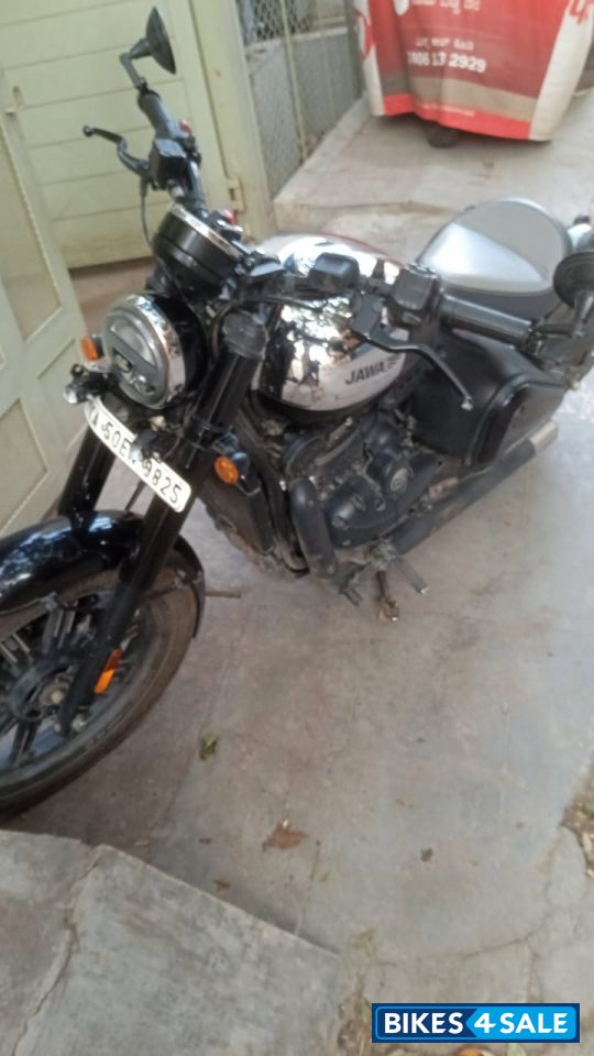 Jawa 42 Bobber Black Mirror