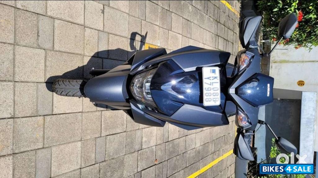 Black Suzuki Avenis 125 Ride Connect Edition