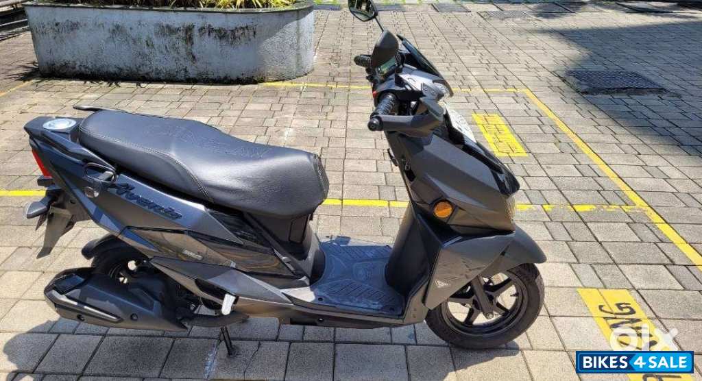 Black Suzuki Avenis 125 Ride Connect Edition