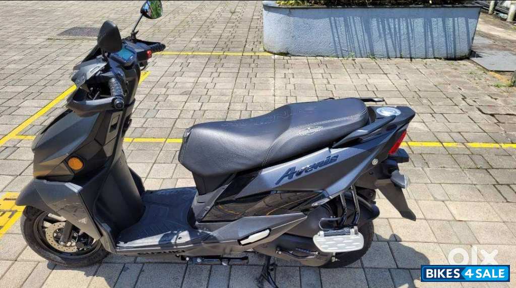 Black Suzuki Avenis 125 Ride Connect Edition