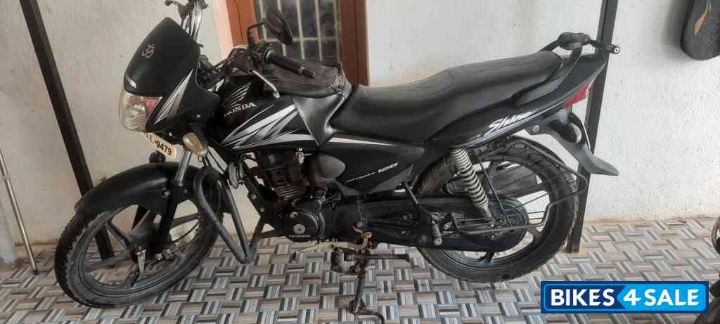 Black With White Honda Shine 125