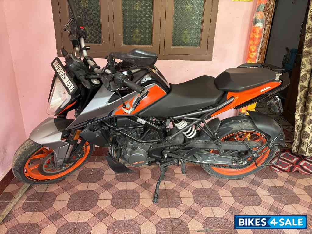 Silver Metallic Matt KTM Duke 200 2022