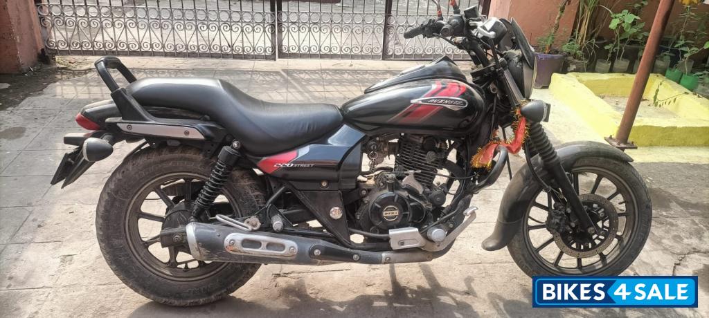 Matte Black Bajaj Avenger Street 220