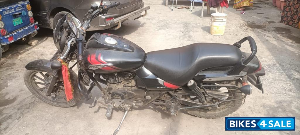 Matte Black Bajaj Avenger Street 220