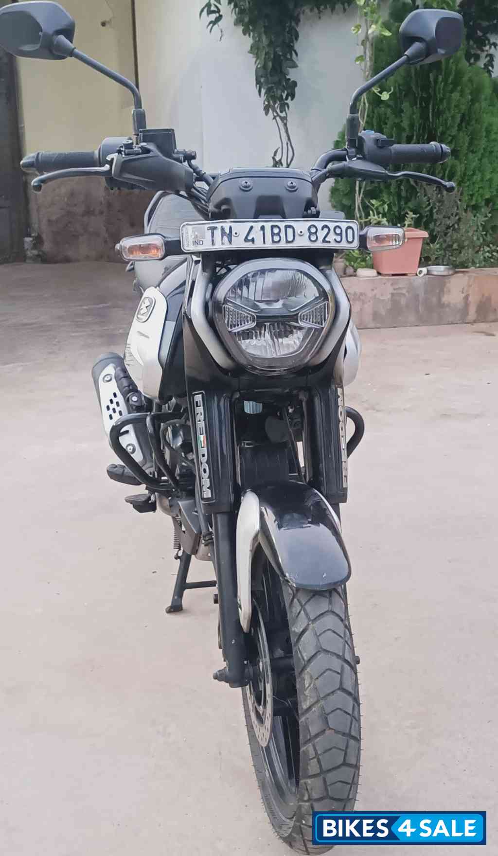 Black Silver Dual Tone Bajaj Freedom 125 NG04 Disc LED