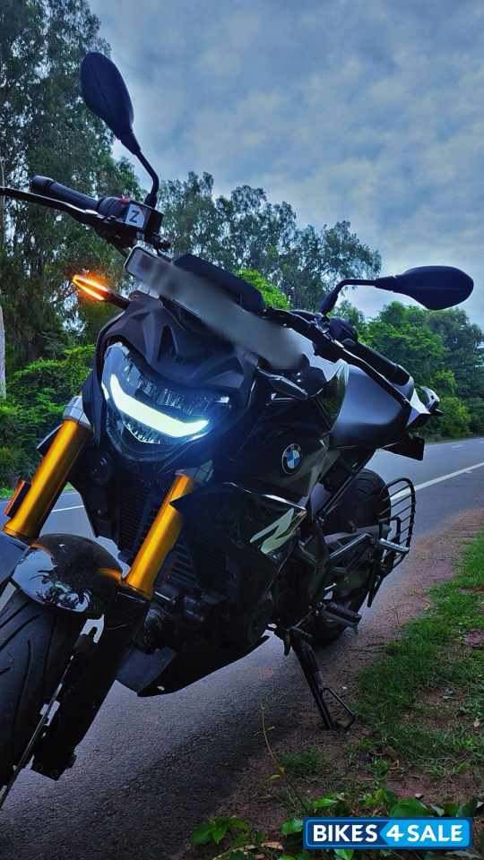 Black BMW G 310 R