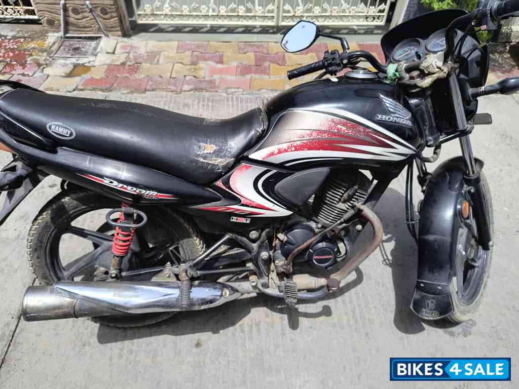 Black And Red Honda Dream Yuga