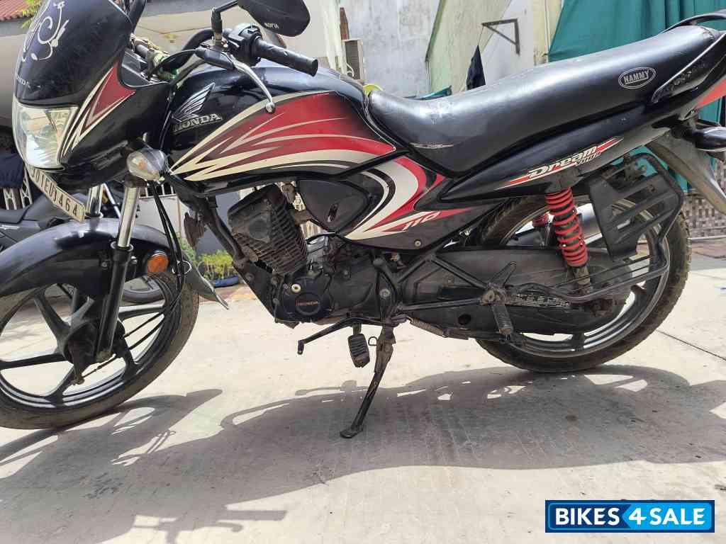 Black And Red Honda Dream Yuga