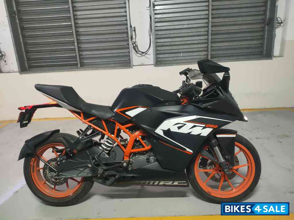 Black KTM RC 200