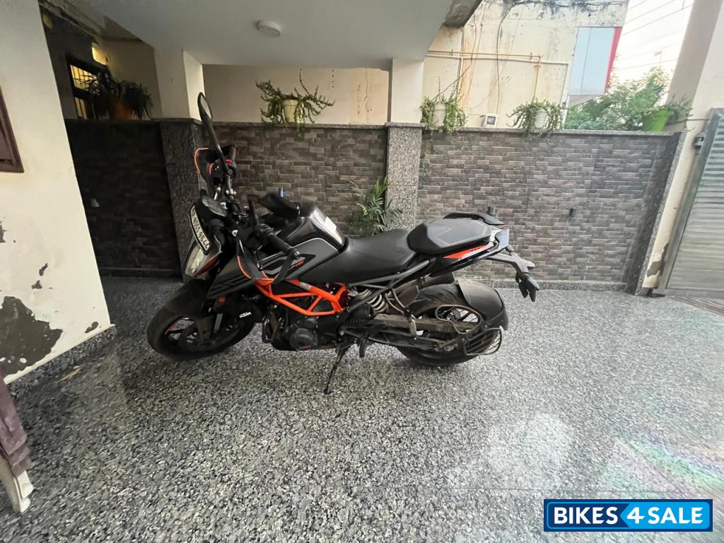 Black KTM Duke 250