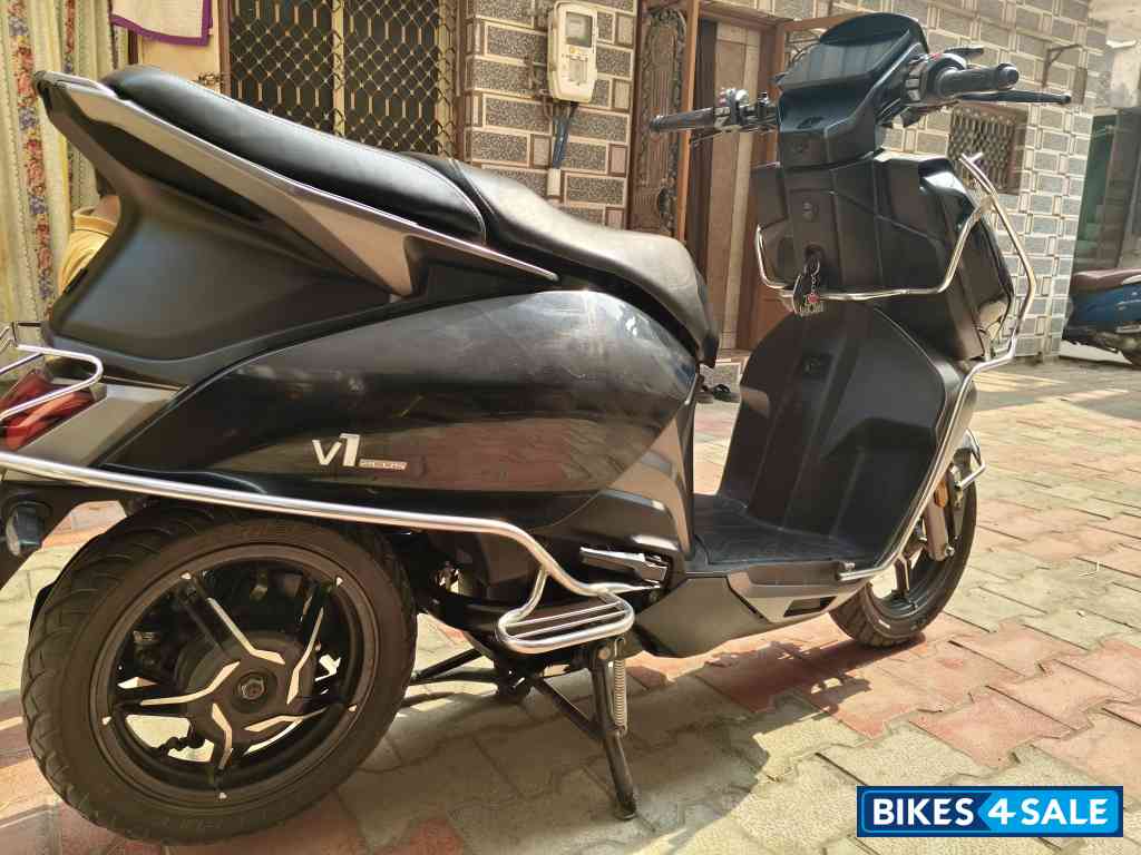 Black And Grey Vida V1 Plus