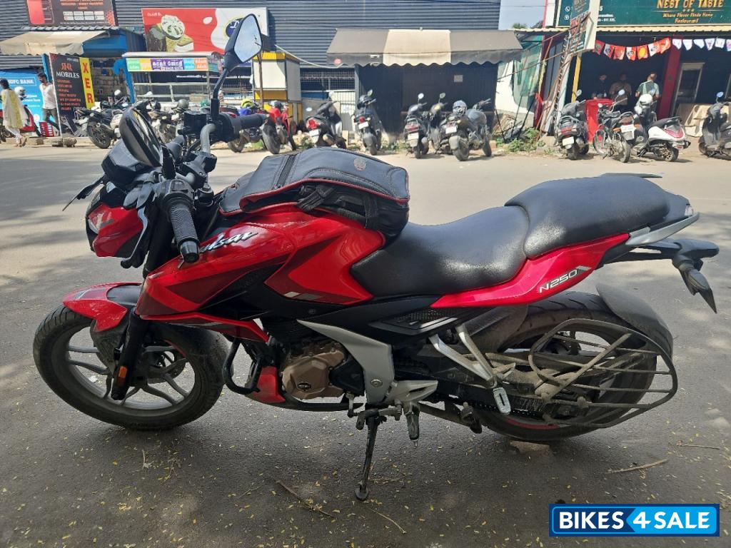 Red Bajaj Pulsar N250