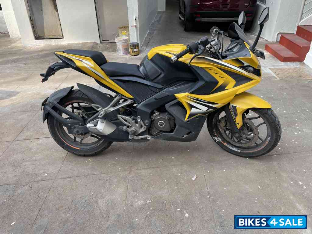 Bajaj Pulsar RS 200 ABS