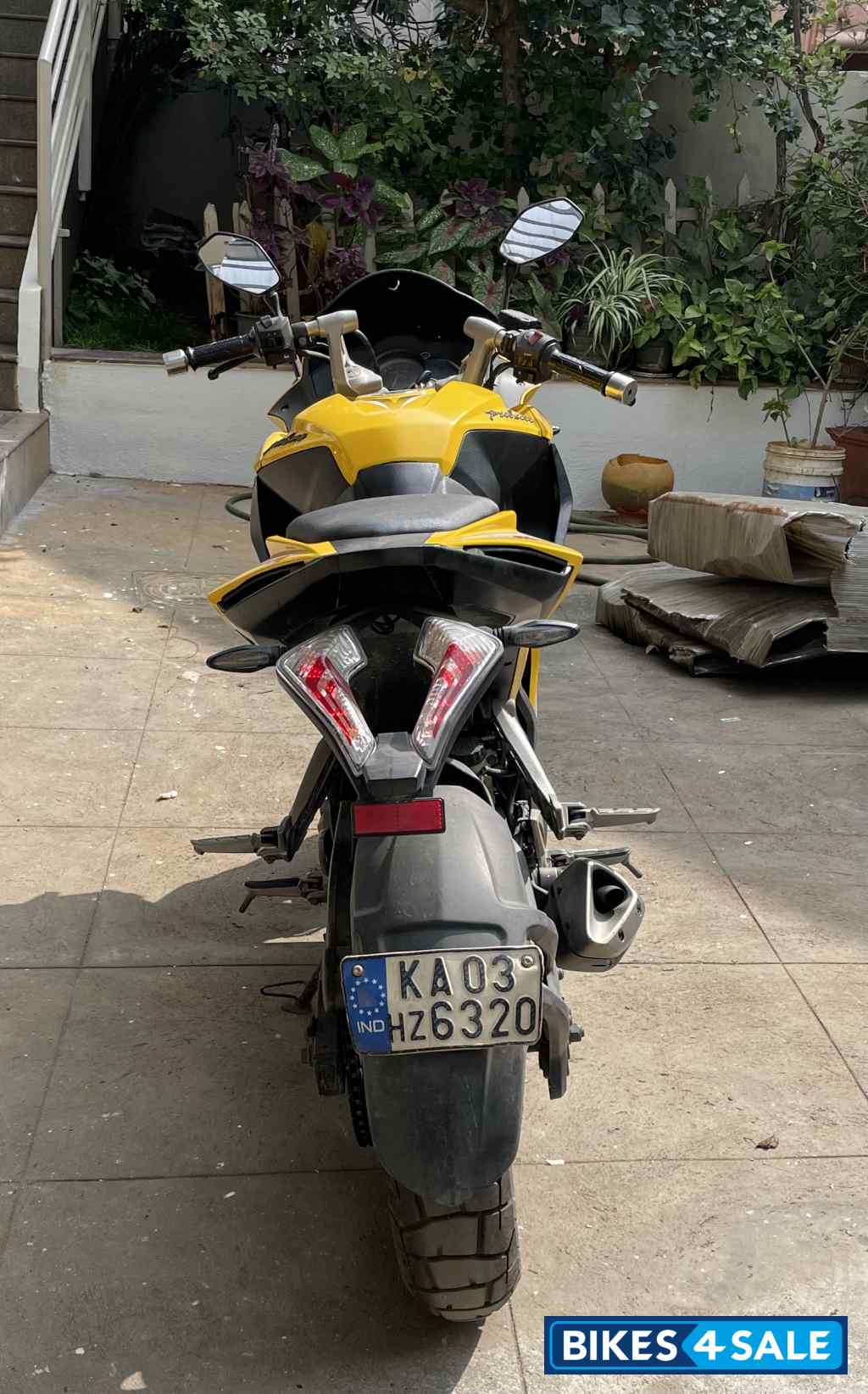 Bajaj Pulsar RS 200 ABS