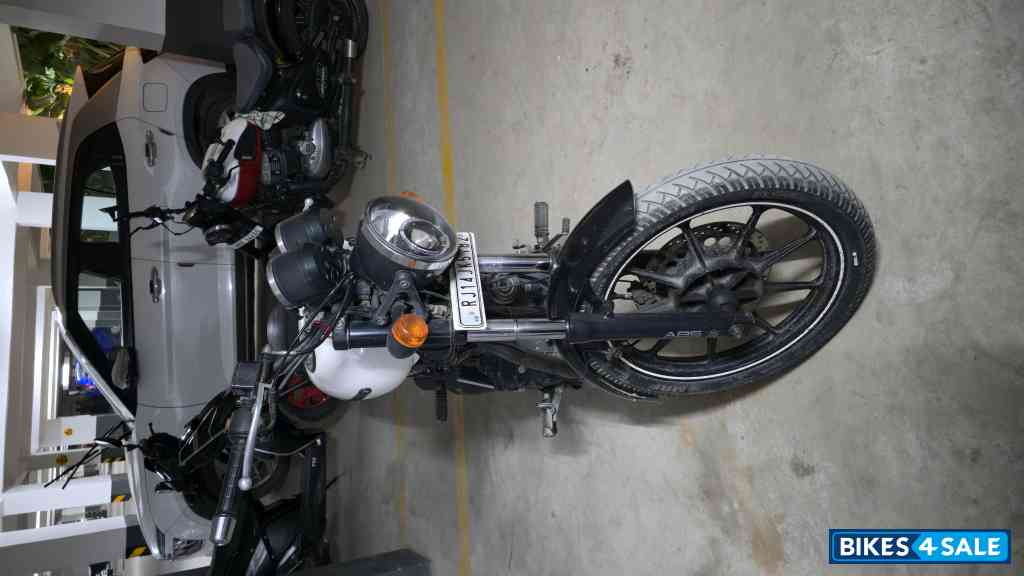 White Royal Enfield Thunderbird X 350