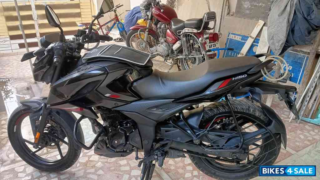 Black Bajaj Pulsar N150