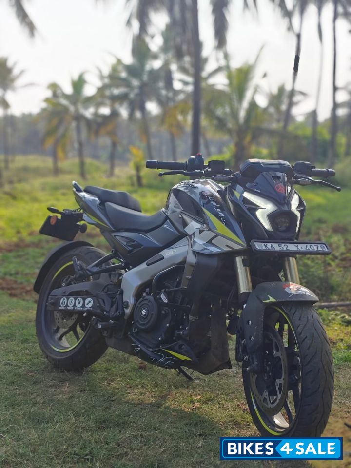 Peter Grey Bajaj Pulsar NS400Z