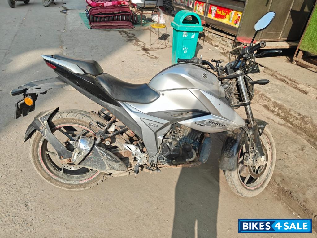 Grey Suzuki Gixxer 150