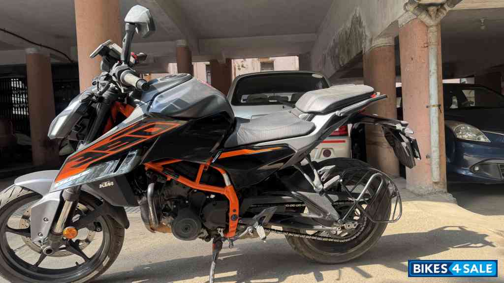Black KTM Duke 390 2025
