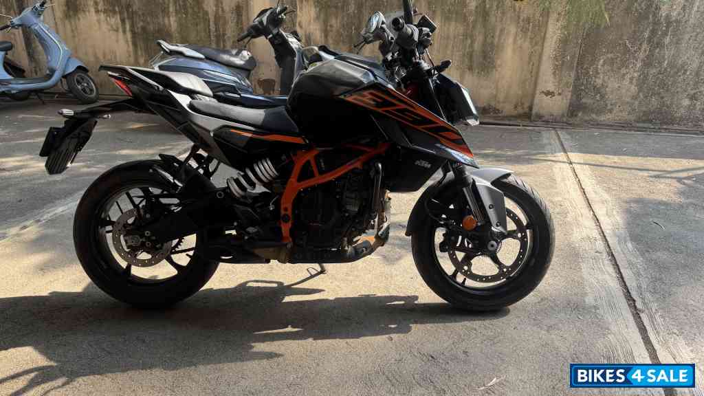 Black KTM Duke 390 2025