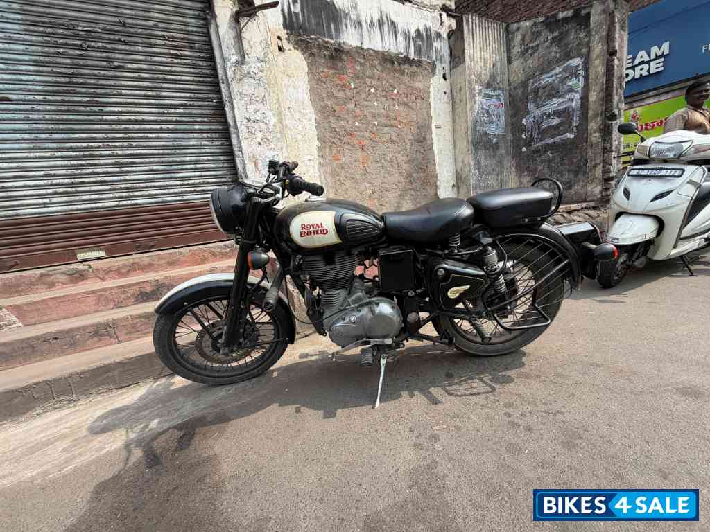 Black Royal Enfield Classic 500
