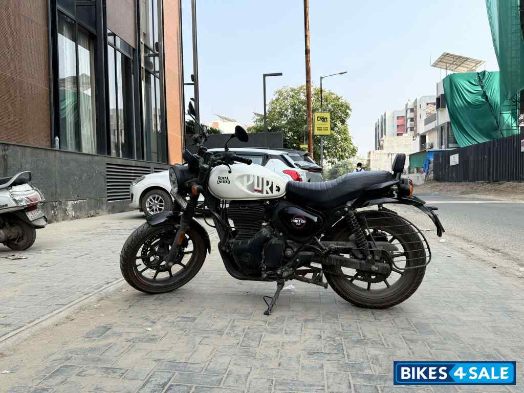 White Royal Enfield Hunter 350 Retro