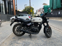 White Royal Enfield Hunter 350 Retro