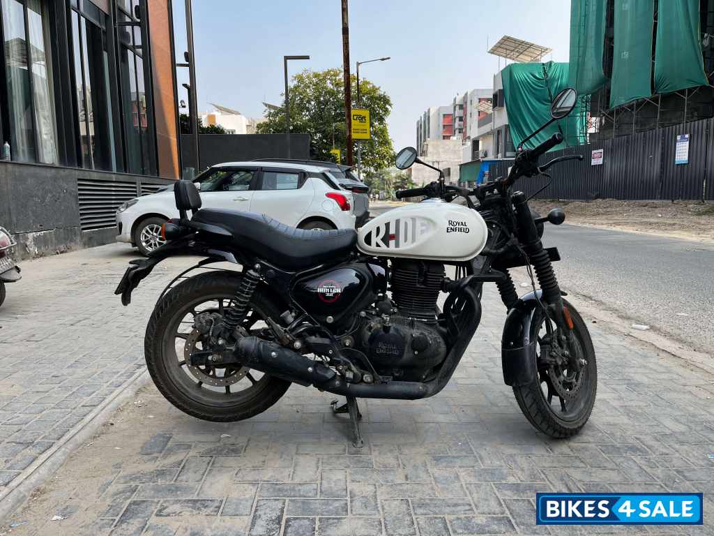 White Royal Enfield Hunter 350 Retro