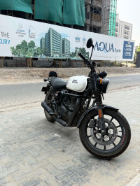 White Royal Enfield Hunter 350 Retro