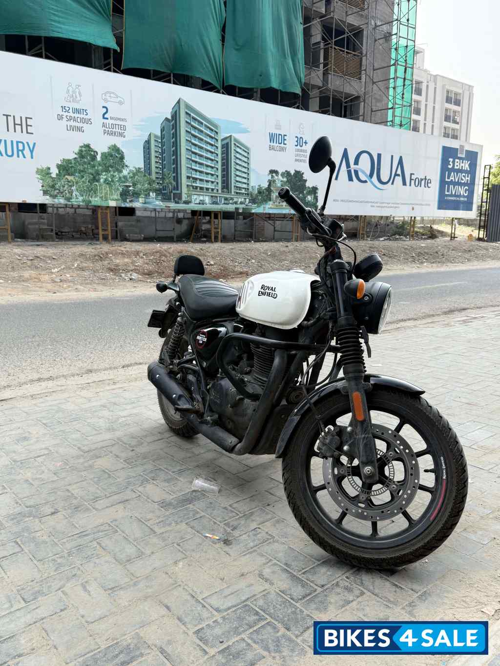 White Royal Enfield Hunter 350 Retro