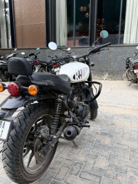 White Royal Enfield Hunter 350 Retro