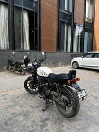 White Royal Enfield Hunter 350 Retro