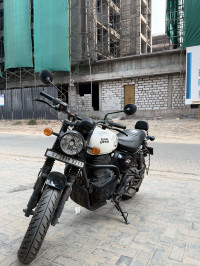 White Royal Enfield Hunter 350 Retro