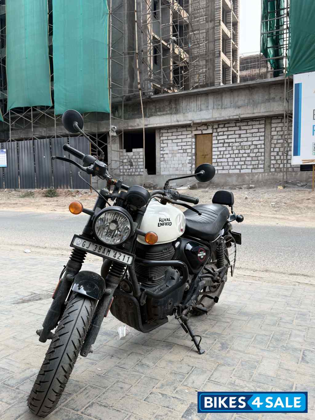 White Royal Enfield Hunter 350 Retro