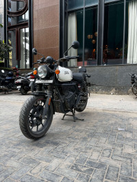 White Royal Enfield Hunter 350 Retro