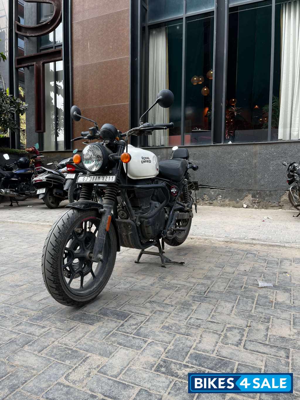 White Royal Enfield Hunter 350 Retro