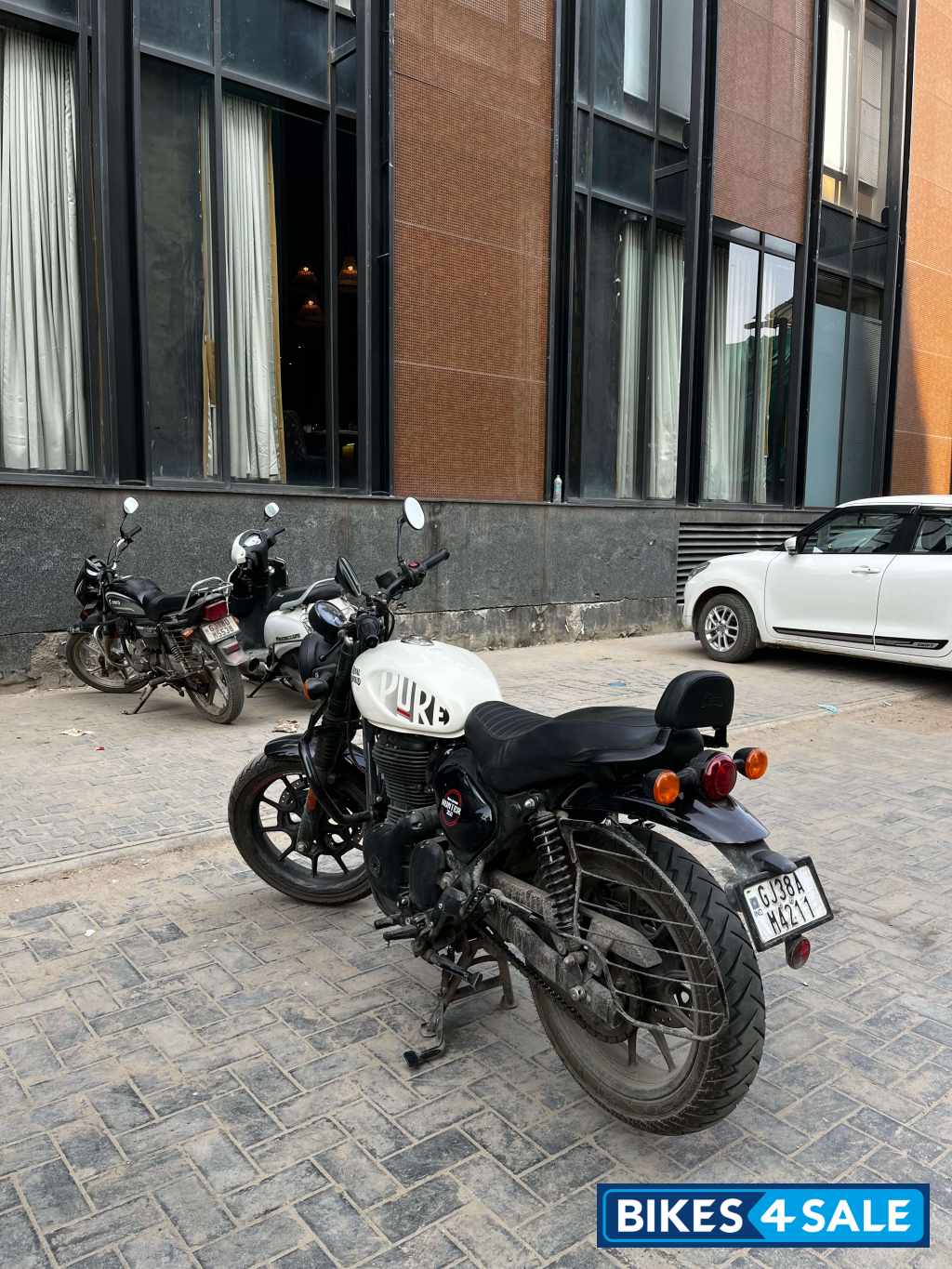 White Royal Enfield Hunter 350 Retro