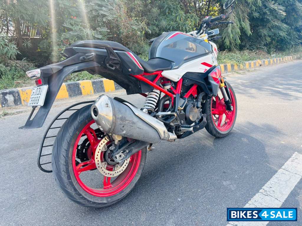 Limestone Metallic BMW G 310 R