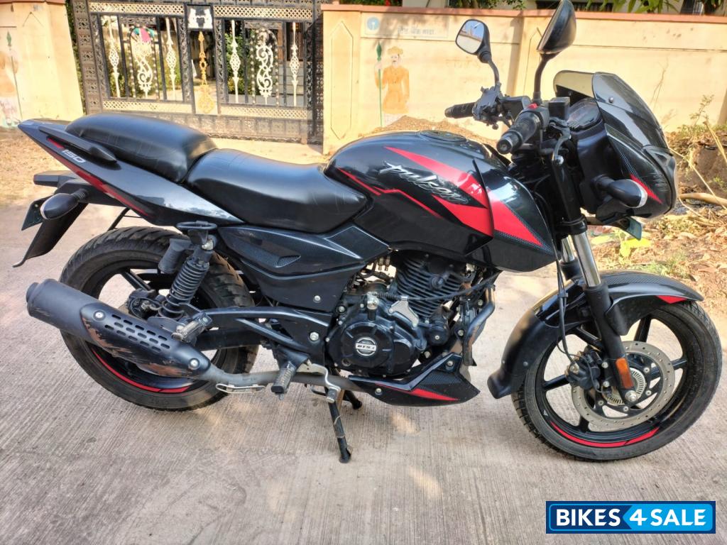 Black Bajaj Pulsar 150 Twin Disc BS6