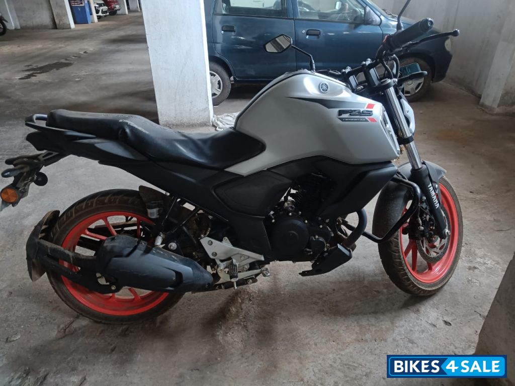 Ice White Yamaha FZ-S FI Ver 4.0 DLX