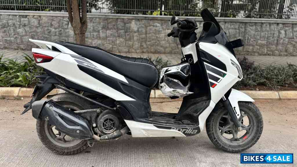White Aprilia SXR 160