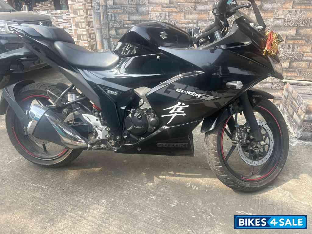 Black Suzuki Gixxer SF BS6