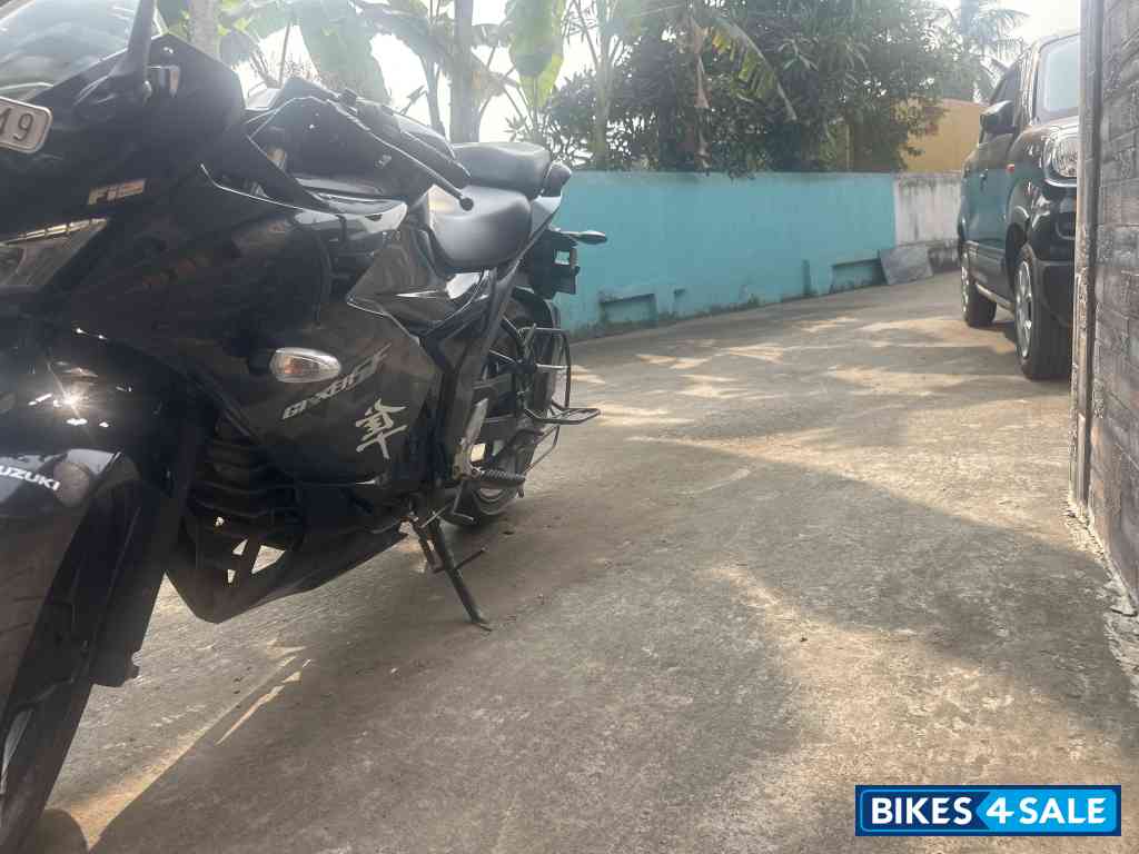 Black Suzuki Gixxer SF BS6