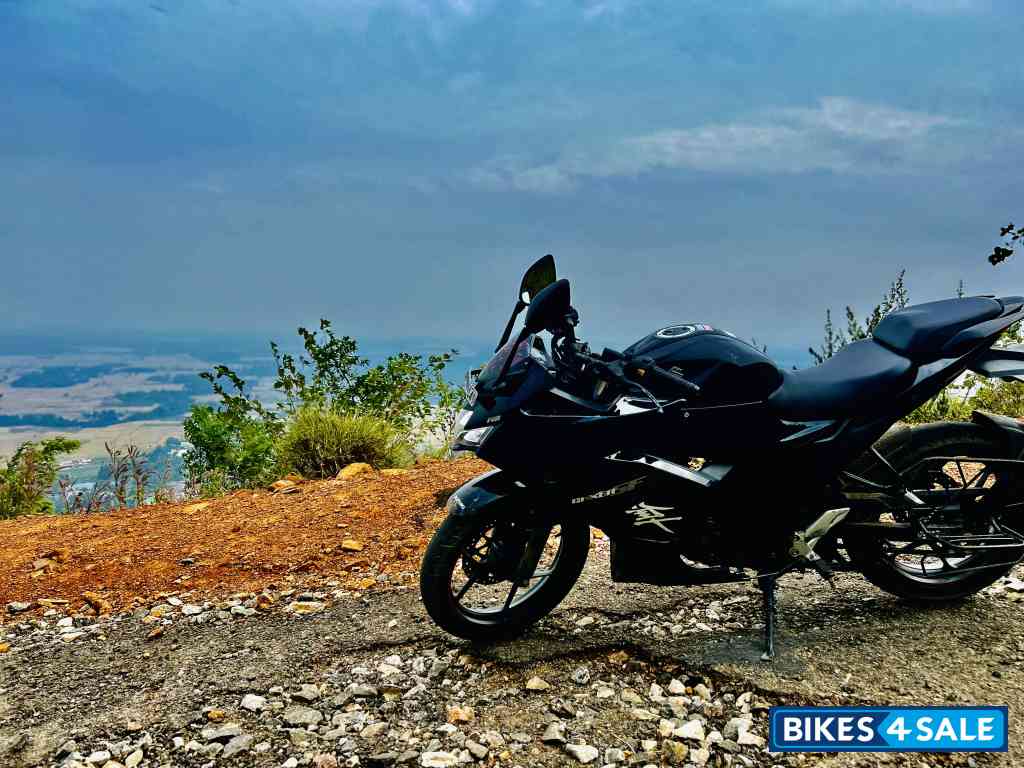 Black Suzuki Gixxer SF BS6